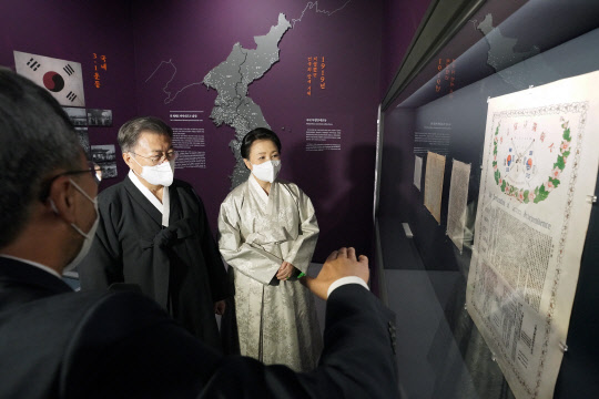 지난 1일 문재인 대통령과 김정숙 여사가 서울 서대문구 국립 대한민국임시정부 기념관 상설전시관을 찾아 대한독립선언서 전시물에 대한 설명을 듣고 있다. 연합뉴스.